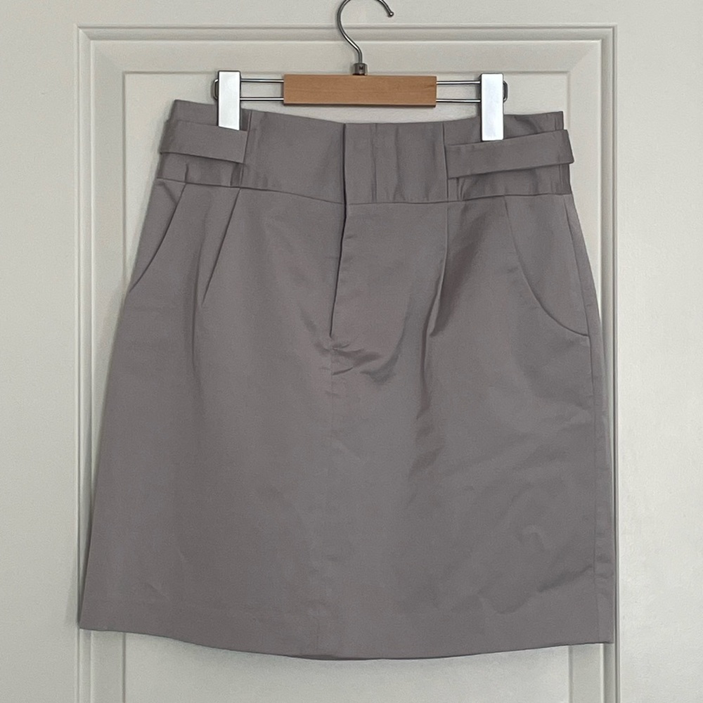 CLUB MONACO silver mini skirt size 8.  Has pockets!